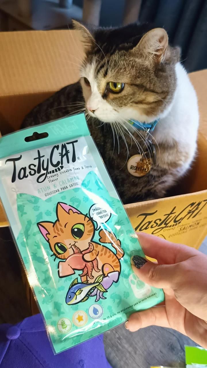 Gato con TastyCat Atún y Calamar